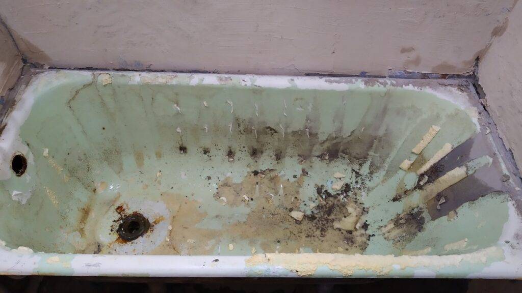 старая стальная ванн до реставрации акрилом